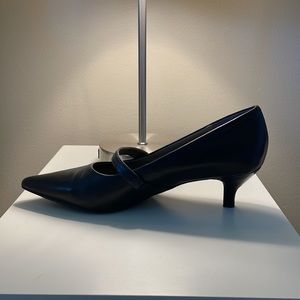 Trotters black pumps